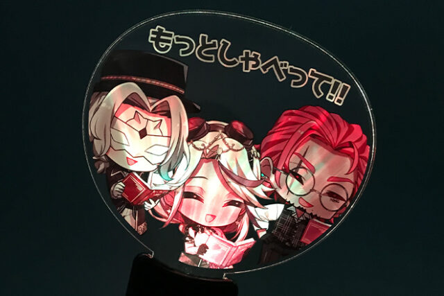 3人のキャラが引き立つメッセージ付きのペンライト