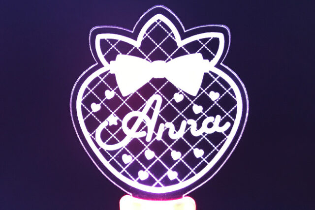 いちご形にカットした甘い印象のアクリルペンライト