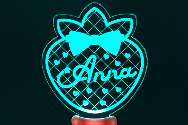 いちご形にカットした甘い印象のアクリルペンライト