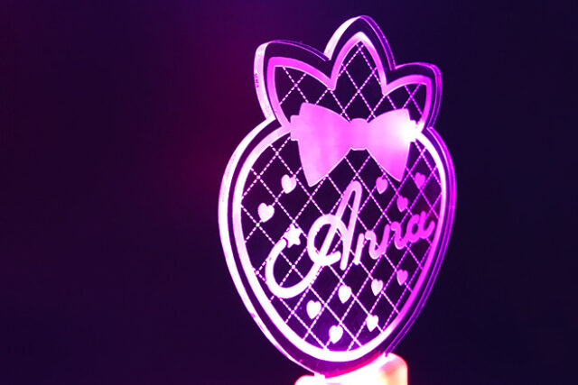 いちご形にカットした甘い印象のアクリルペンライト