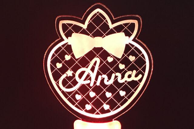 いちご形にカットした甘い印象のアクリルペンライト