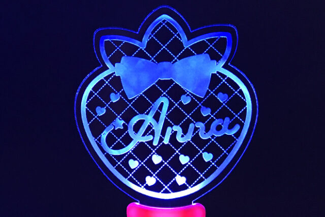 いちご形にカットした甘い印象のアクリルペンライト