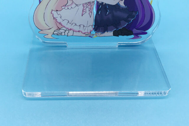 ピンクと紫の美しいロングヘアが魅力のアクリルスタンド