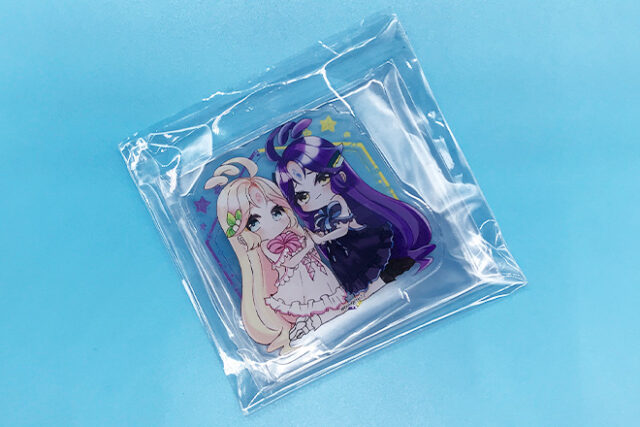 ピンクと紫の美しいロングヘアが魅力のアクリルスタンド