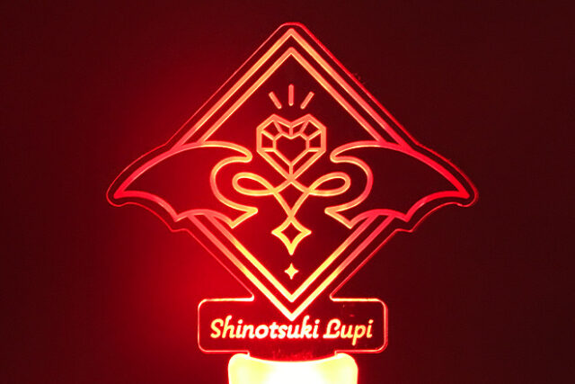 ハートの宝石が輝くシャープなデザインのペンライト