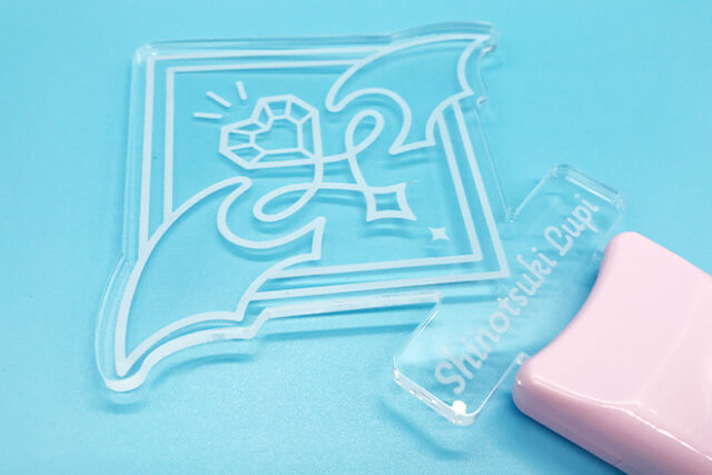 ハートの宝石が輝くシャープなデザインのペンライト