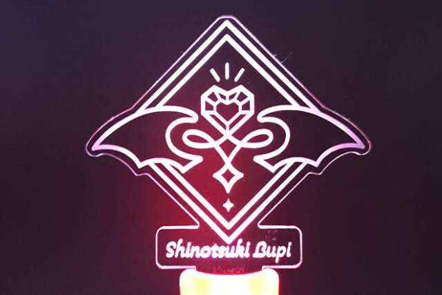 ハートの宝石が輝くシャープなデザインのペンライト