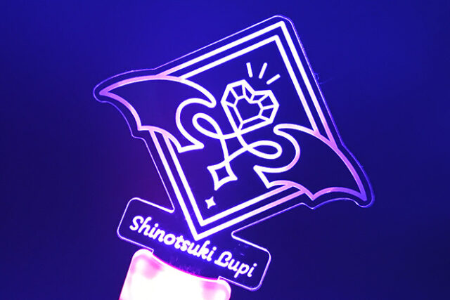 ハートの宝石が輝くシャープなデザインのペンライト