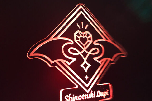 ハートの宝石が輝くシャープなデザインのペンライト