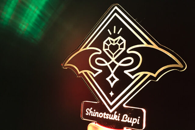 ハートの宝石が輝くシャープなデザインのペンライト