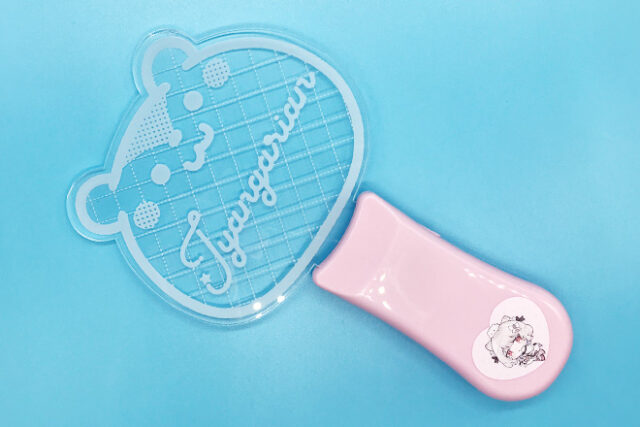 ぽってりイラストがかわいいピンクグリップのペンライト