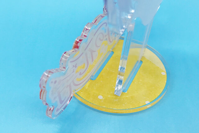 赤髪の女の子がヒマワリを抱くアクリルスタンド