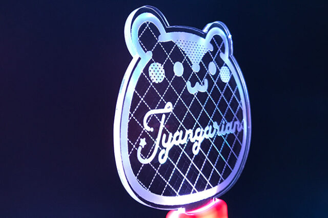 ぽってりイラストがかわいいピンクグリップのペンライト