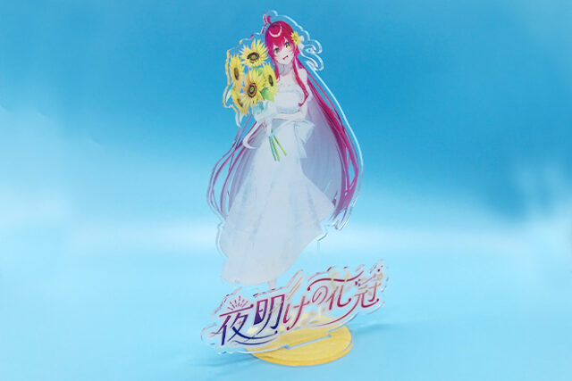 赤髪の女の子がヒマワリを抱くアクリルスタンド