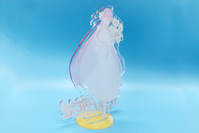 赤髪の女の子がヒマワリを抱くアクリルスタンド