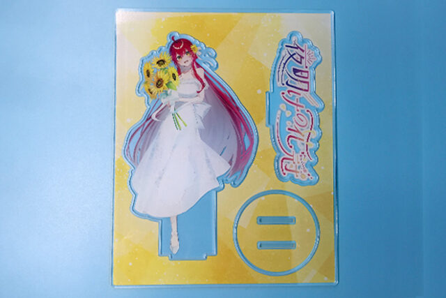 赤髪の女の子がヒマワリを抱くアクリルスタンド（プレートタイプ）