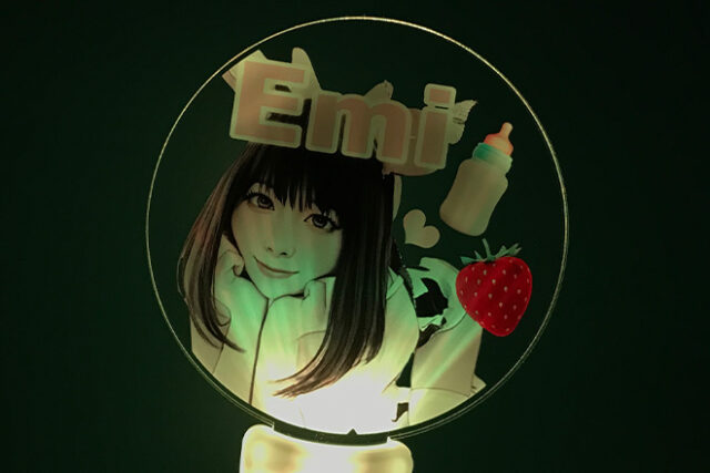 優しい女性の表情とイチゴが彩るアクリルペンライト