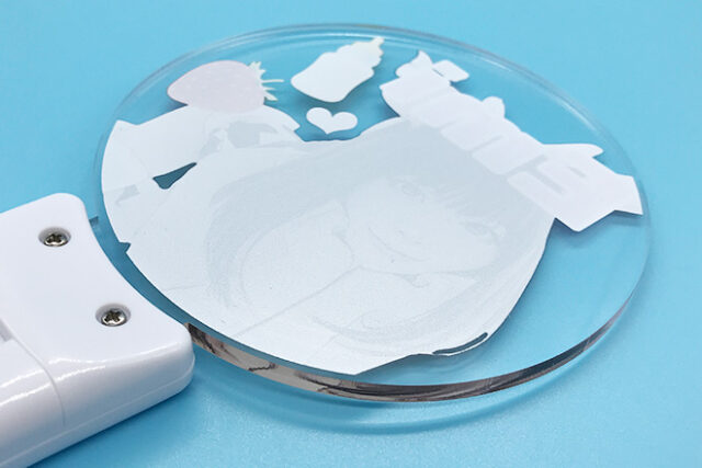 優しい女性の表情とイチゴが彩るアクリルペンライト