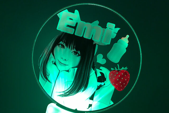 優しい女性の表情とイチゴが彩るアクリルペンライト