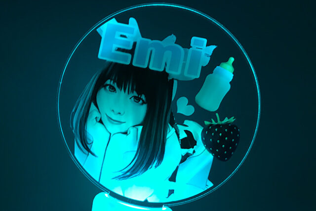 優しい女性の表情とイチゴが彩るアクリルペンライト