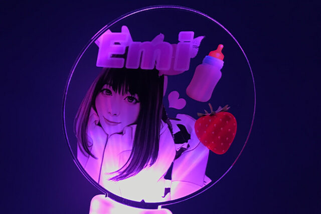 優しい女性の表情とイチゴが彩るアクリルペンライト