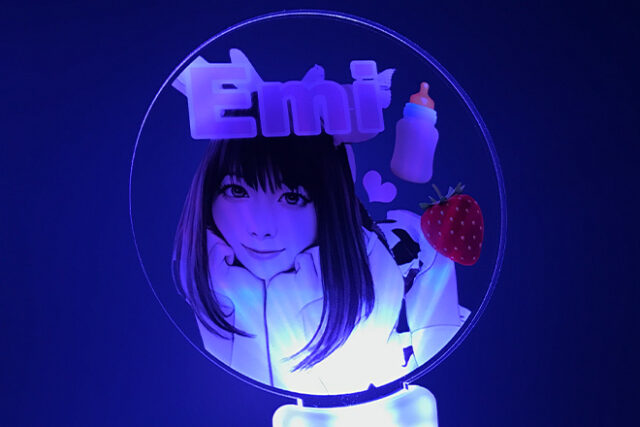 優しい女性の表情とイチゴが彩るアクリルペンライト