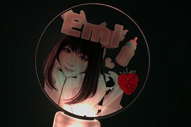 優しい女性の表情とイチゴが彩るアクリルペンライト