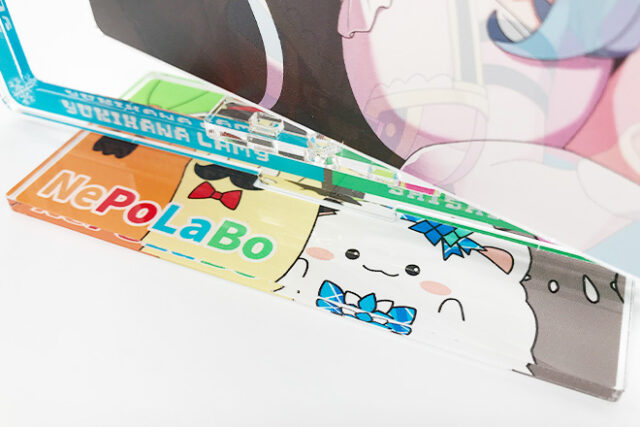 女の子たちがくるくる回るポップなカラーの回転アクスタ