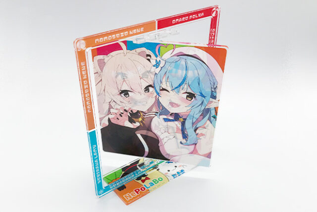 女の子たちがくるくる回るポップなカラーの回転アクスタ