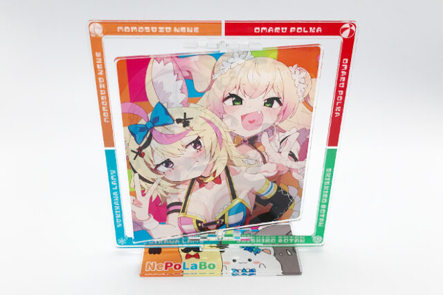 女の子たちがくるくる回るポップなカラーの回転アクスタ