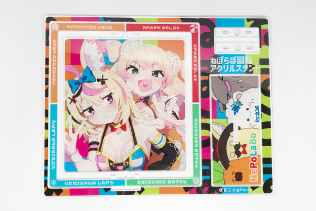 女の子たちがくるくる回るポップなカラーの回転アクスタ