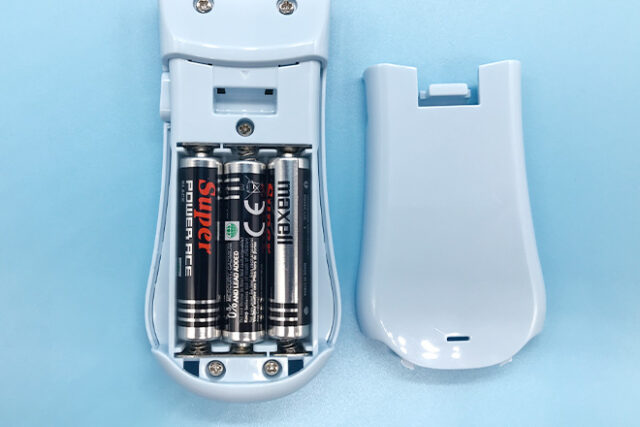 プレゼントに囲まれたキャラクターが輝くアクリルペンライト