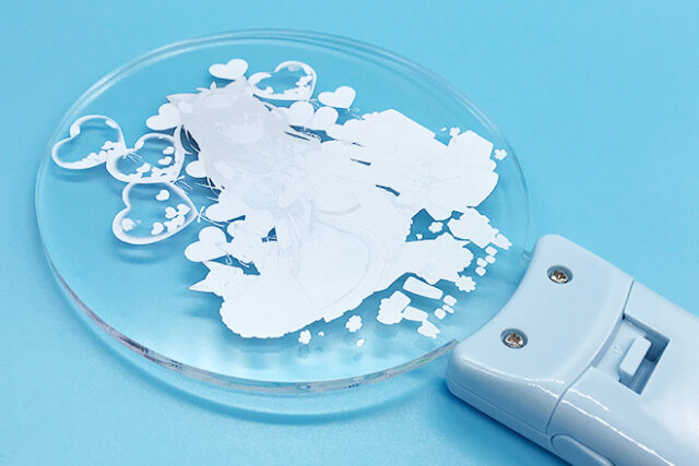 プレゼントに囲まれたキャラクターが輝くアクリルペンライト