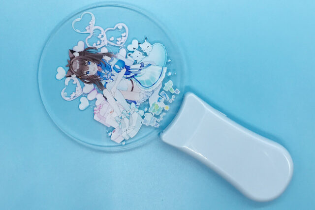 プレゼントに囲まれたキャラクターが輝くアクリルペンライト