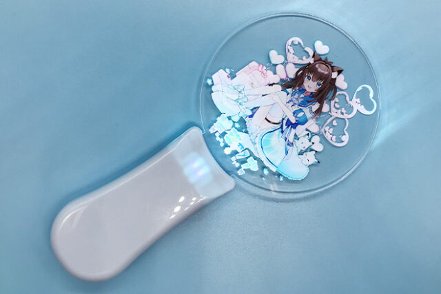 プレゼントに囲まれたキャラクターが輝くアクリルペンライト