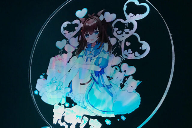 プレゼントに囲まれたキャラクターが輝くアクリルペンライト