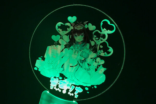 プレゼントに囲まれたキャラクターが輝くアクリルペンライト