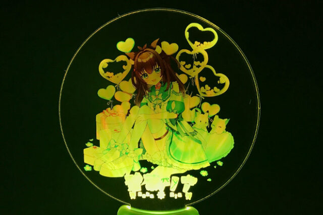 プレゼントに囲まれたキャラクターが輝くアクリルペンライト