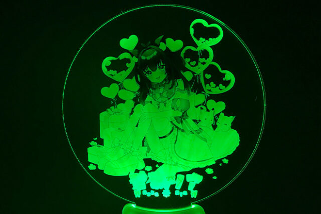 プレゼントに囲まれたキャラクターが輝くアクリルペンライト