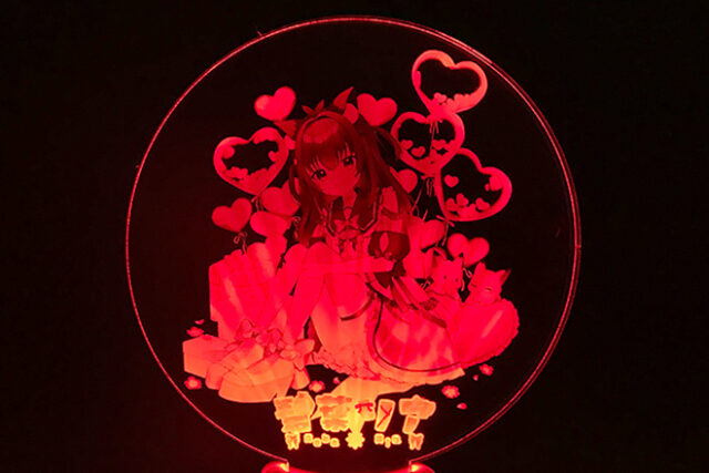 プレゼントに囲まれたキャラクターが輝くアクリルペンライト