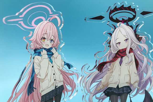 女の子たちの髪の動きが感じられるようなアクリルスタンド