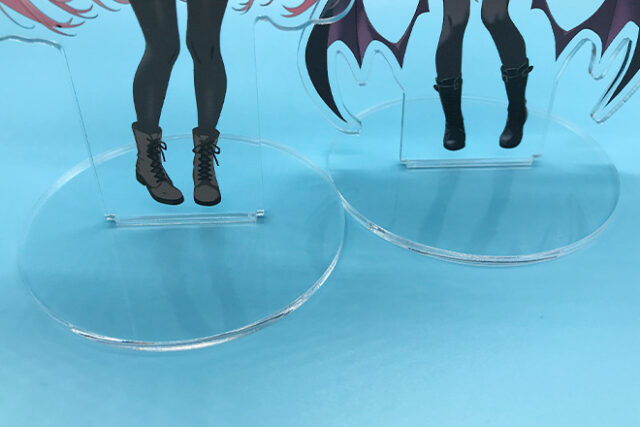 女の子たちの髪の動きが感じられるようなアクリルスタンド