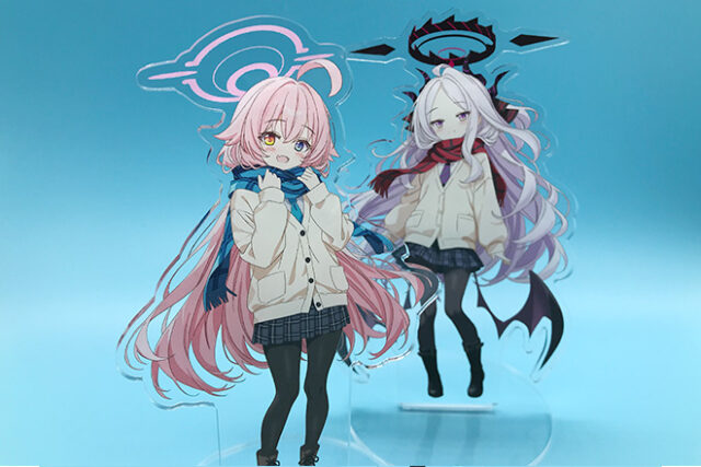 女の子たちの髪の動きが感じられるようなアクリルスタンド