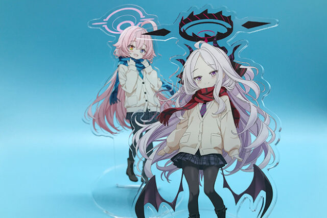 女の子たちの髪の動きが感じられるようなアクリルスタンド