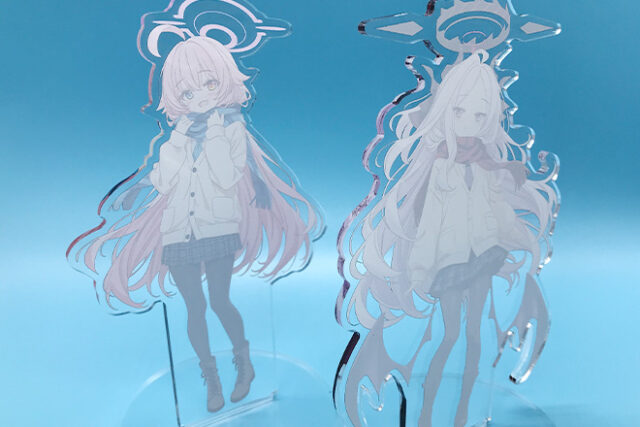 女の子たちの髪の動きが感じられるようなアクリルスタンド