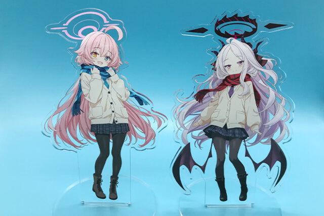 女の子たちの髪の動きが感じられるようなアクリルスタンド