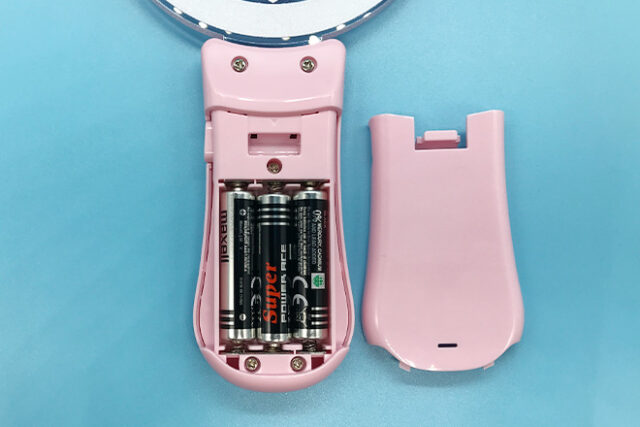 ハートの宝石がきらめくピンクグリップのペンライト