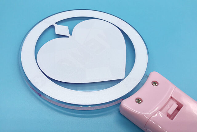 ハートの宝石がきらめくピンクグリップのペンライト