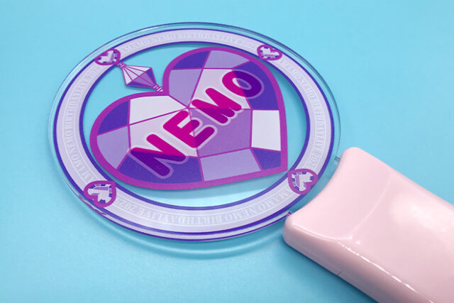 ハートの宝石がきらめくピンクグリップのペンライト