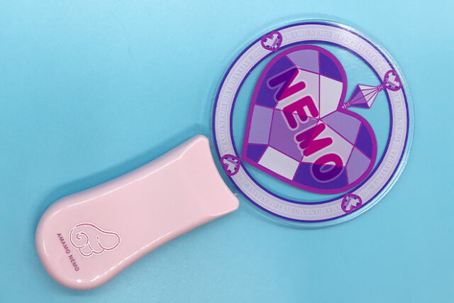 ハートの宝石がきらめくピンクグリップのペンライト